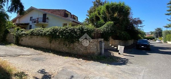 casa indipendente in vendita a Guidonia Montecelio in zona Colleverde