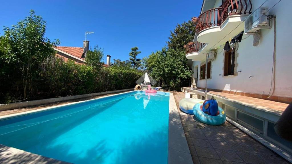 casa indipendente in vendita a Guidonia Montecelio in zona Colleverde