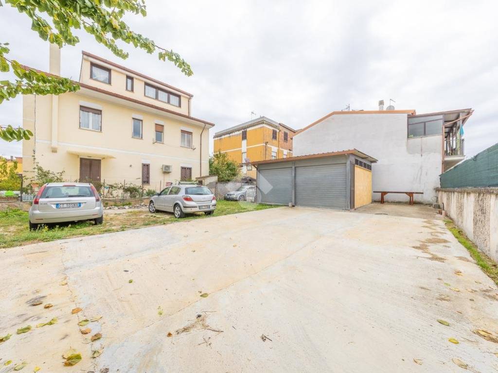 locale commerciale in vendita a Guidonia Montecelio in zona Villalba