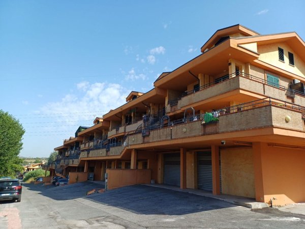 appartamento in vendita a Guidonia Montecelio in zona Pichini