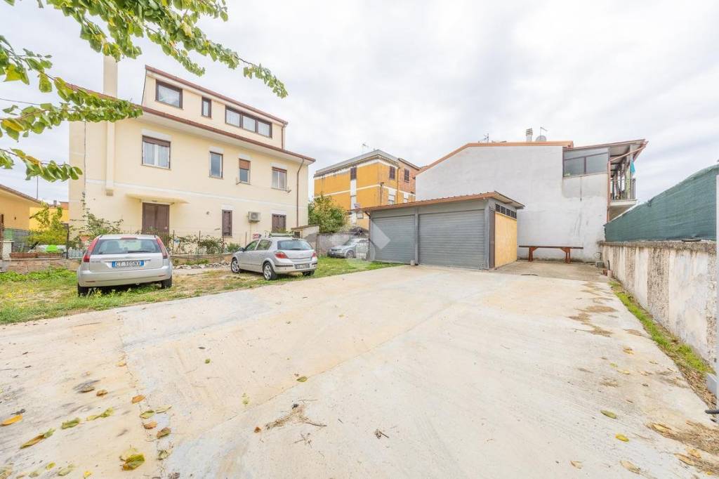 locale commerciale in vendita a Guidonia Montecelio in zona Villalba