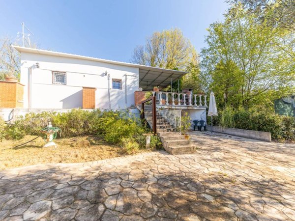 casa indipendente in vendita a Guidonia Montecelio in zona Montecelio