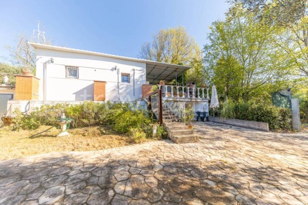 casa indipendente in vendita a Guidonia Montecelio in zona Montecelio