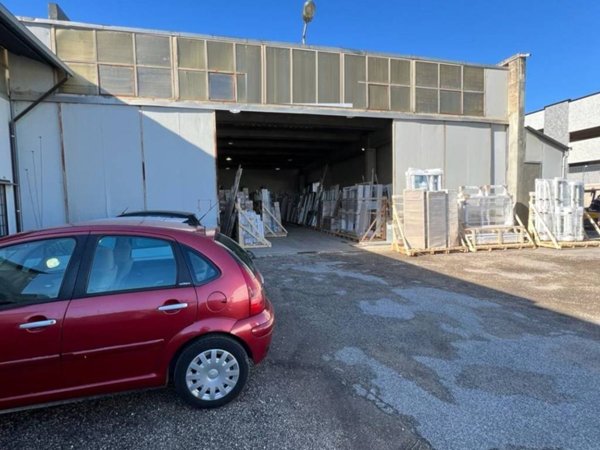 locale commerciale in vendita a Guidonia Montecelio