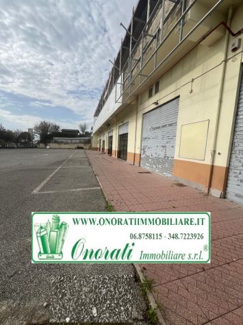 negozio in vendita a Guidonia Montecelio in zona Marco Simone