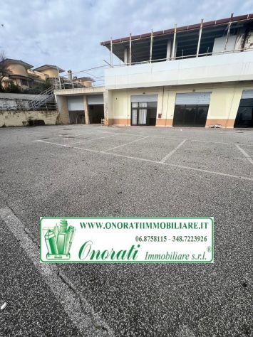 locale commerciale in vendita a Guidonia Montecelio in zona Marco Simone