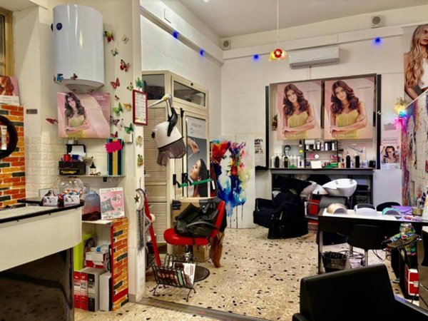 locale commerciale in vendita a Guidonia Montecelio in zona Colle Fiorito