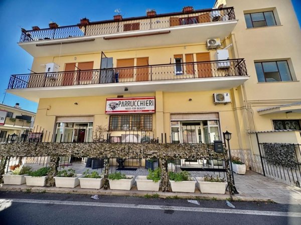 negozio in vendita a Guidonia Montecelio in zona Colle Fiorito