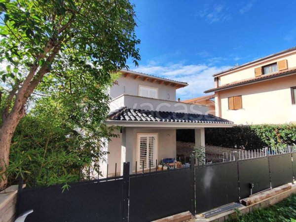 casa indipendente in vendita a Guidonia Montecelio in zona Montecelio