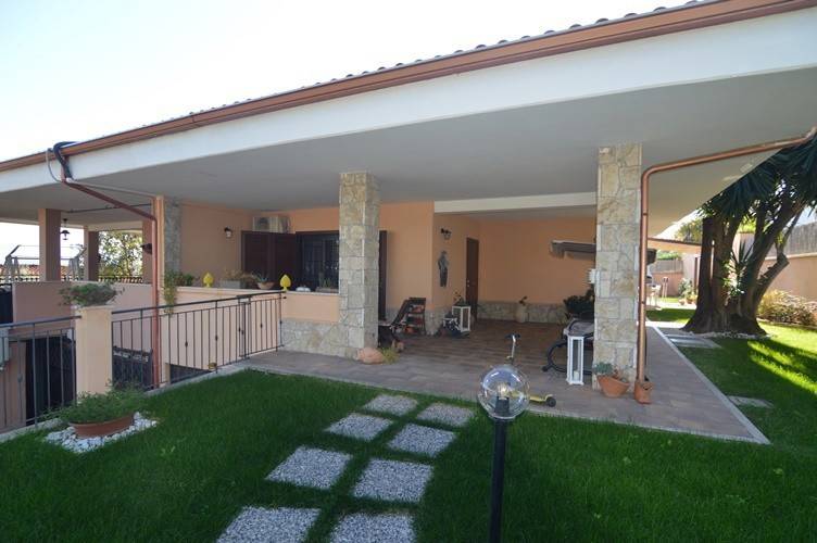 casa indipendente in vendita a Guidonia Montecelio in zona Colleverde