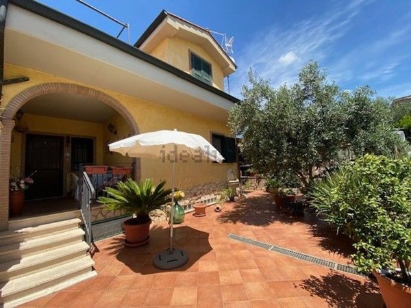 casa indipendente in vendita a Guidonia Montecelio in zona Setteville