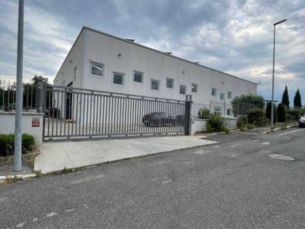 locale commerciale in vendita a Guidonia Montecelio