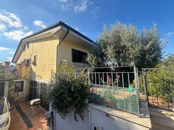 casa indipendente in vendita a Guidonia Montecelio in zona Marco Simone