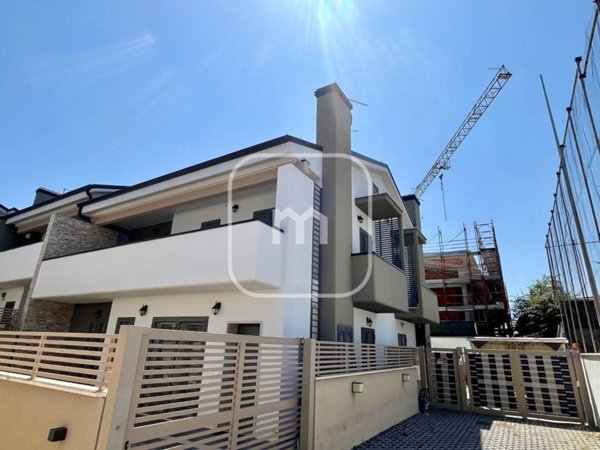 casa indipendente in vendita a Guidonia Montecelio in zona Setteville