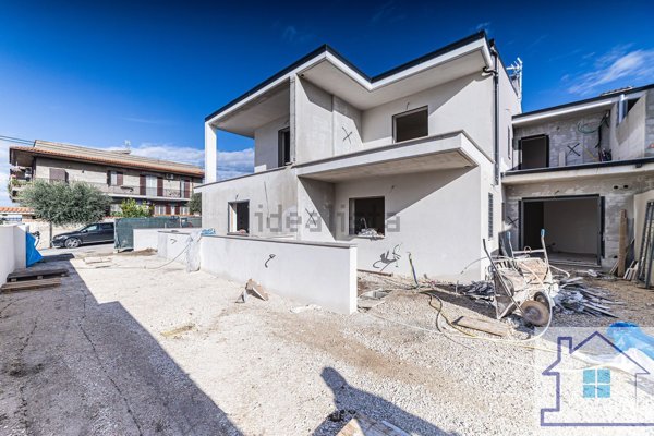 casa indipendente in vendita a Guidonia Montecelio in zona Guidonia