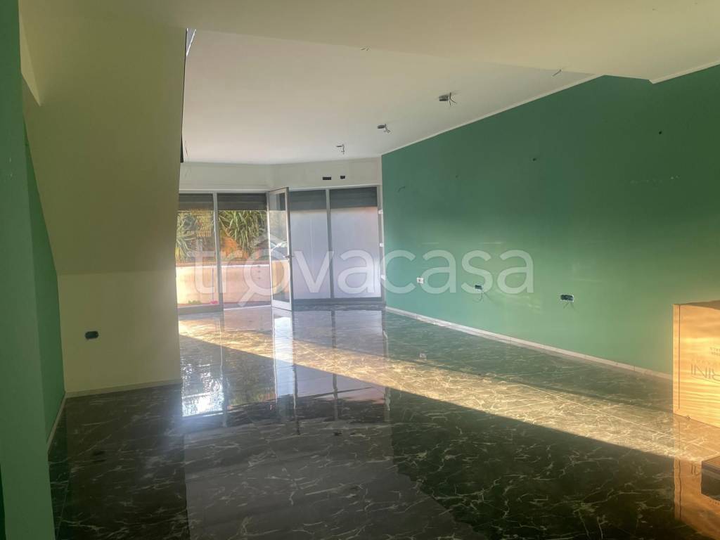 negozio in vendita a Guidonia Montecelio in zona Montecelio