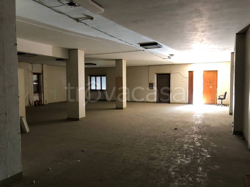 negozio in vendita a Guidonia Montecelio in zona Villanova