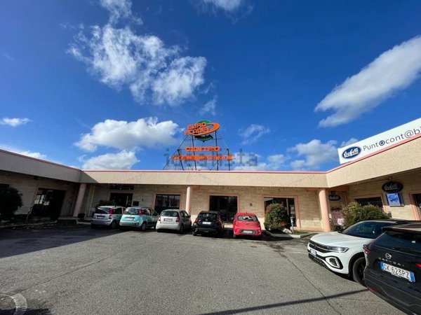 negozio in vendita a Guidonia Montecelio in zona Guidonia