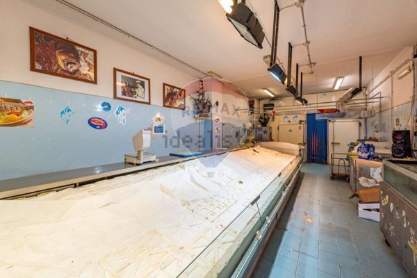 locale commerciale in vendita a Guidonia Montecelio in zona Guidonia