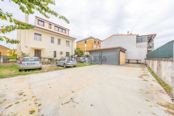 locale di sgombero in vendita a Guidonia Montecelio in zona Villalba