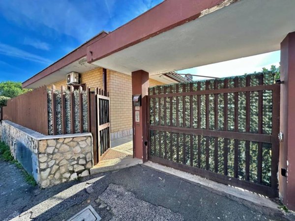 intera palazzina in vendita a Guidonia Montecelio in zona Setteville