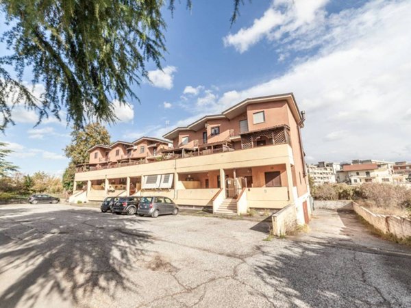 casa indipendente in vendita a Guidonia Montecelio in zona Guidonia