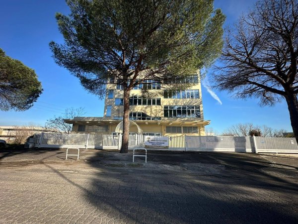 locale di sgombero in vendita a Guidonia Montecelio