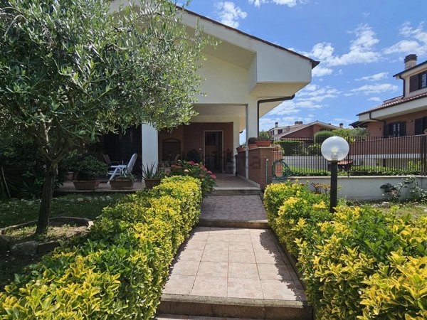 casa indipendente in vendita a Guidonia Montecelio in zona Guidonia