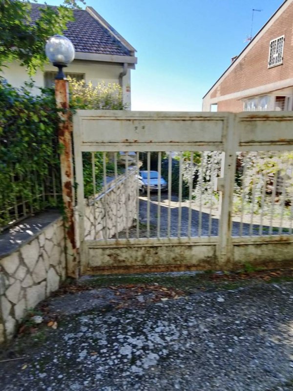 casa indipendente in vendita a Guidonia Montecelio in zona Guidonia