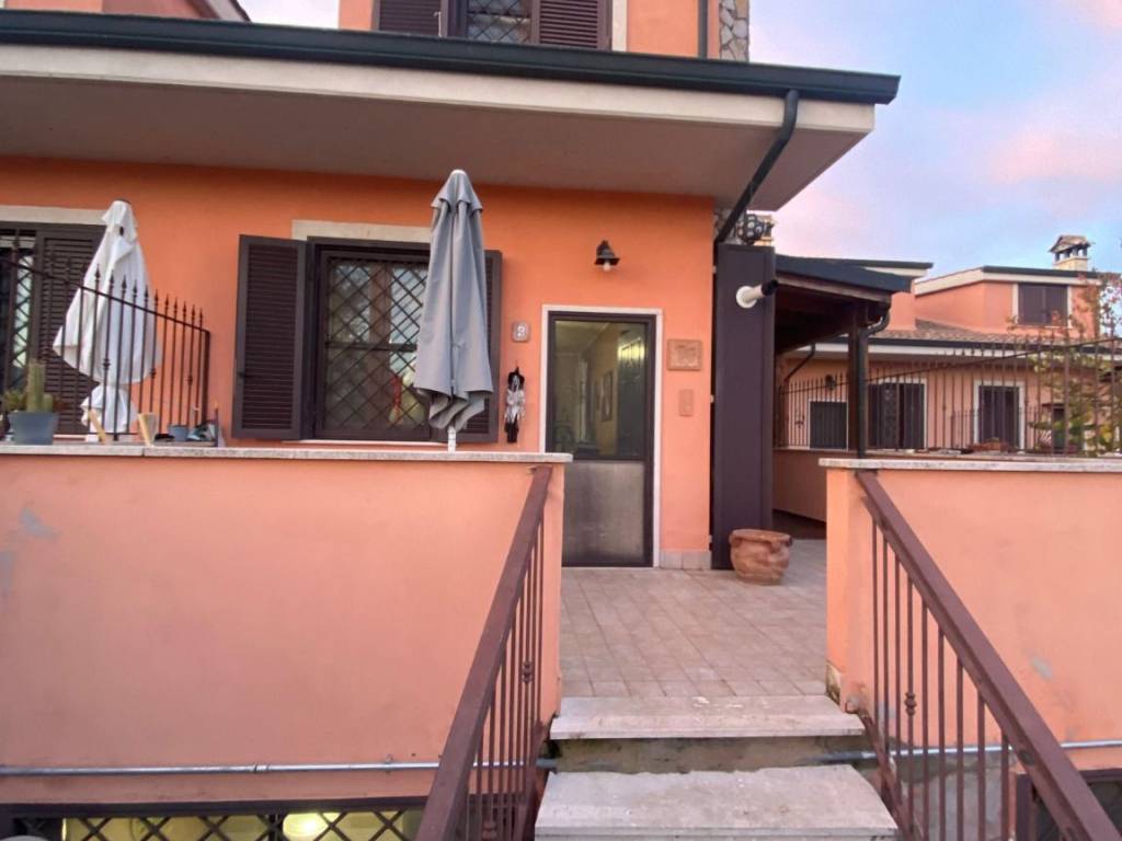 casa indipendente in vendita a Guidonia Montecelio in zona La Botte