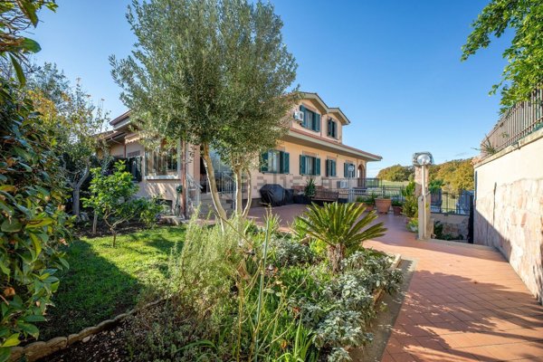 casa indipendente in vendita a Guidonia Montecelio in zona Montecelio