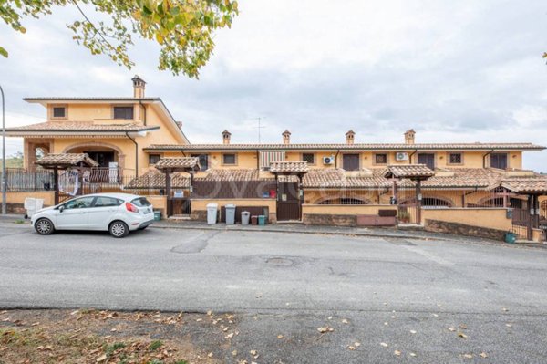 casa indipendente in vendita a Guidonia Montecelio in zona Pichini