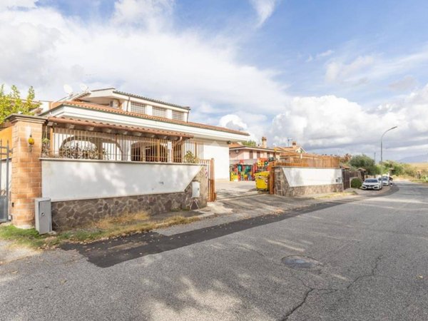 casa indipendente in vendita a Guidonia Montecelio in zona Marco Simone