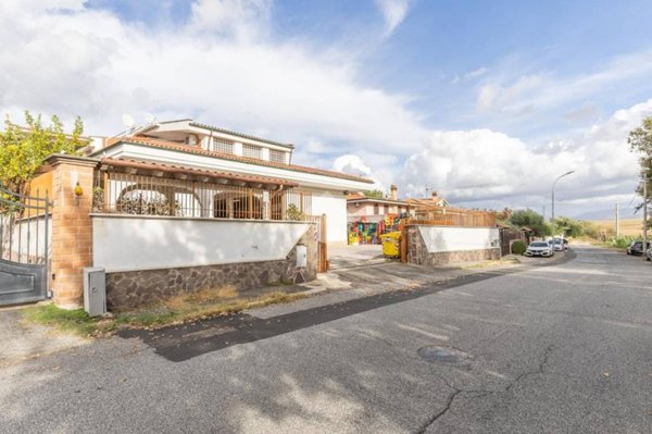 casa indipendente in vendita a Guidonia Montecelio in zona Marco Simone