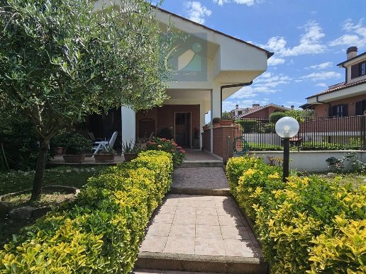 casa indipendente in vendita a Guidonia Montecelio in zona Montecelio