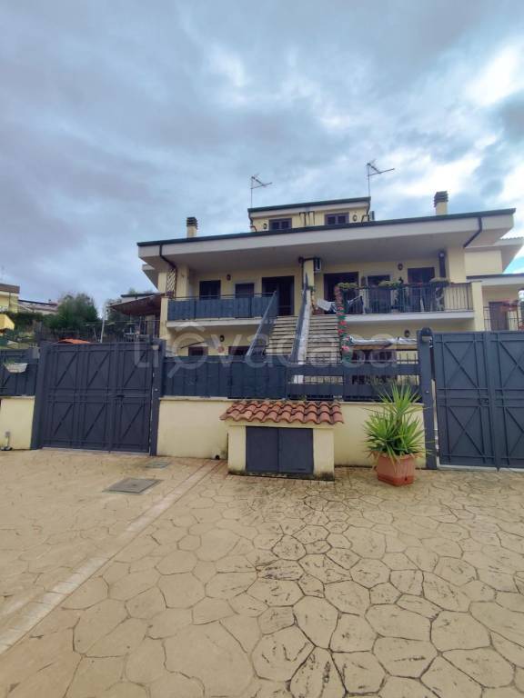 casa indipendente in vendita a Guidonia Montecelio in zona Marco Simone