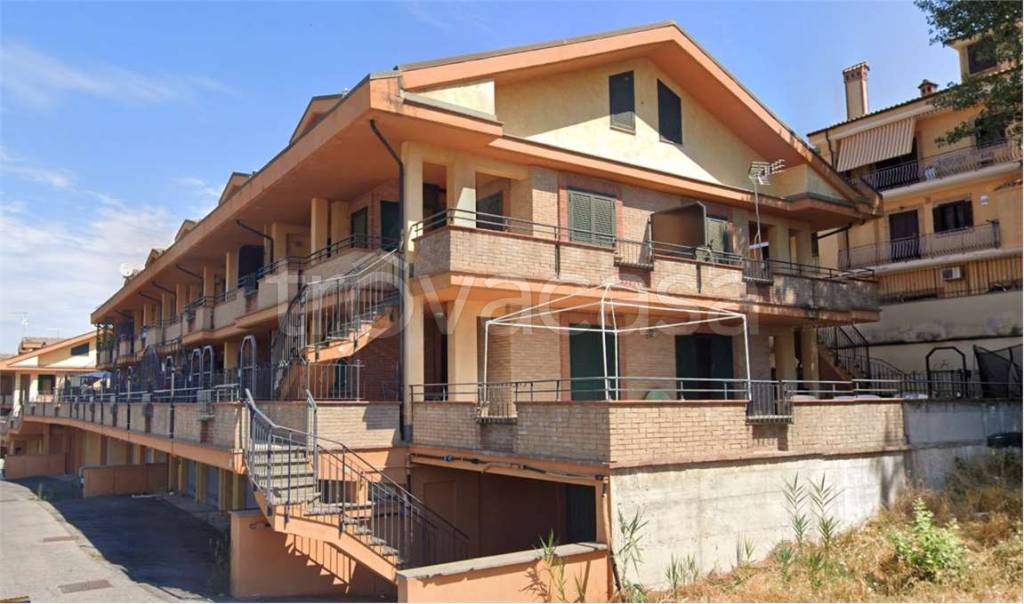 appartamento in vendita a Guidonia Montecelio in zona Pichini