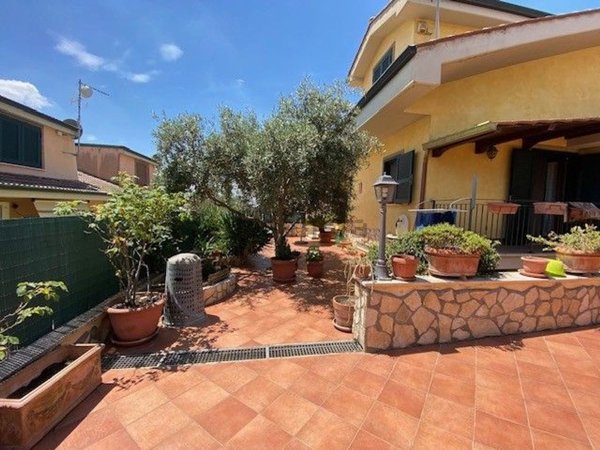 casa indipendente in vendita a Guidonia Montecelio in zona Setteville