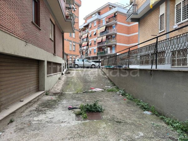 locale commerciale in vendita a Guidonia Montecelio in zona Villanova