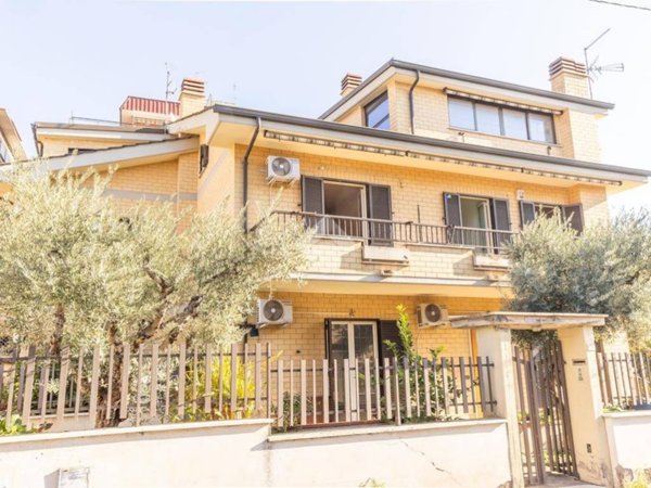 casa indipendente in vendita a Guidonia Montecelio in zona Villanova