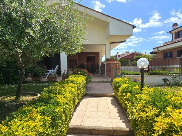 casa indipendente in vendita a Guidonia Montecelio in zona Colleverde