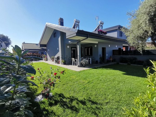 casa indipendente in vendita a Guidonia Montecelio in zona Colleverde