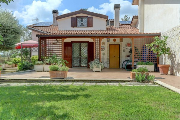 casa indipendente in vendita a Guidonia Montecelio in zona Colleverde