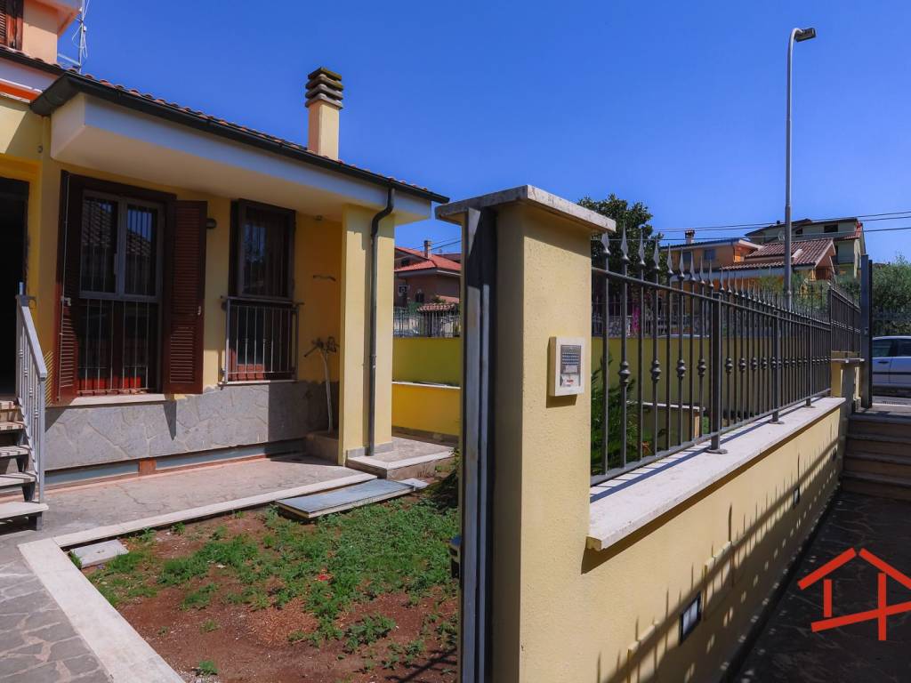 casa indipendente in vendita a Guidonia Montecelio in zona Setteville