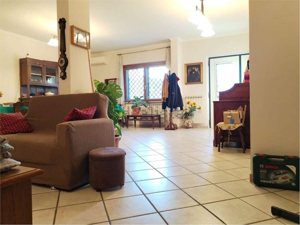 casa indipendente in vendita a Guidonia Montecelio in zona Colleverde