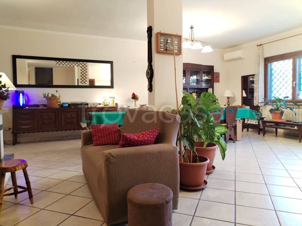 casa indipendente in vendita a Guidonia Montecelio in zona Colleverde