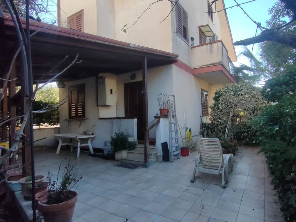 casa indipendente in vendita a Guidonia Montecelio in zona Guidonia