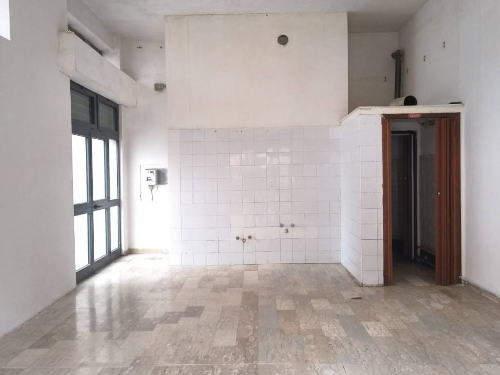 negozio in vendita a Guidonia Montecelio in zona Villanova