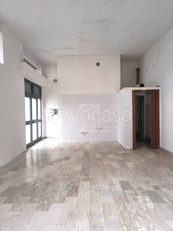 negozio in vendita a Guidonia Montecelio in zona Villanova