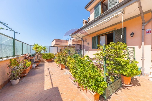 casa indipendente in vendita a Guidonia Montecelio in zona Setteville